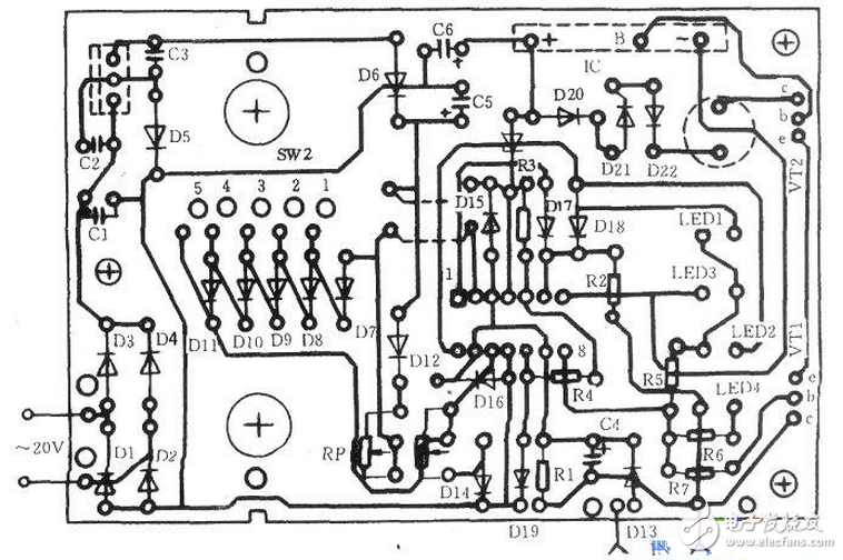 套管表面臟污吸收水分后，會(huì)使絕緣電阻降低，其后果是容易發(fā)生閃絡(luò)，造成跳閘。同時(shí)，閃絡(luò)也會(huì)損壞套管表面。臟污吸收水分后，導(dǎo)電性提高，不僅引起表面閃絡(luò)，還可能因泄漏電流增加，使絕緣套管發(fā)熱并造成瓷質(zhì)損壞，甚至擊穿；套管膠墊密封失效，油紙電容式套管頂部密封不良，可能導(dǎo)致進(jìn)水使絕緣擊穿，下部密封不良使套管滲油，導(dǎo)致油面下降。套管密封失效的原因主要有兩個(gè)方面：一是由于檢修人員經(jīng)驗(yàn)不足，螺栓緊固力不夠