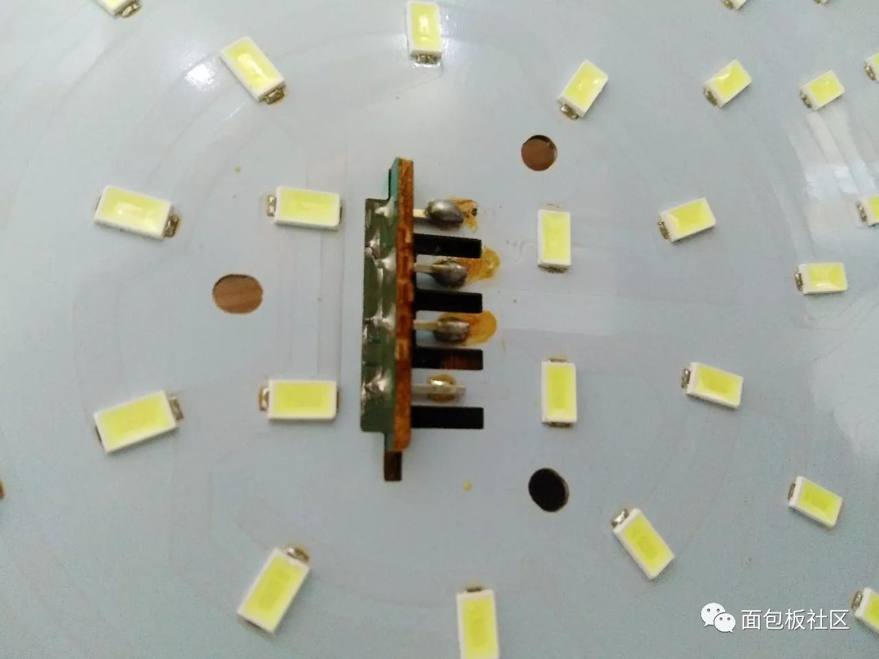 拆解一款LED節(jié)能燈來對比普通的節(jié)能燈的區(qū)別