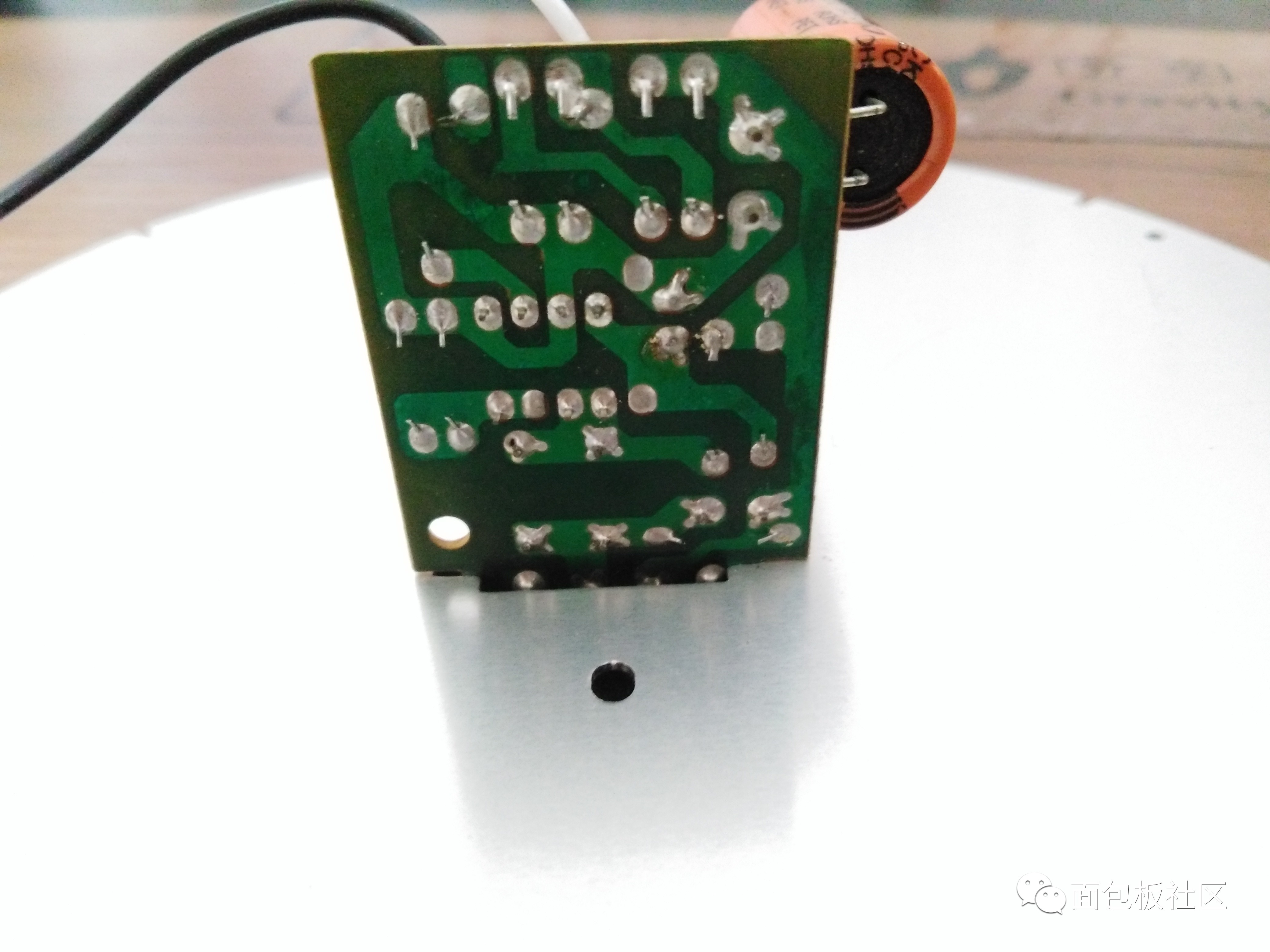 拆解一款LED節(jié)能燈來對比普通的節(jié)能燈的區(qū)別