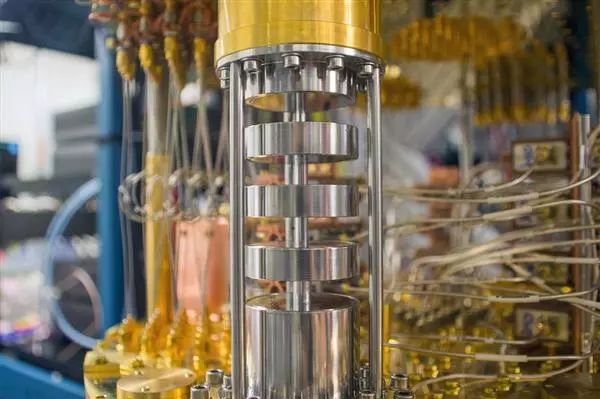 IBM已經(jīng)成功構建50量子比特的量子計算處理器的樣機并在IBM Q系統(tǒng)中使用