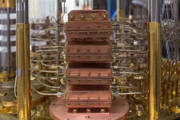 IBM已經(jīng)成功構建50量子比特的量子計算處理器的樣機并在IBM Q系統(tǒng)中使用