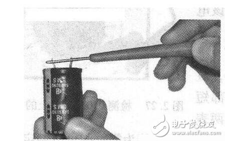 萬(wàn)用表能測(cè)電容嗎_如何使用萬(wàn)用表檢測(cè)電容