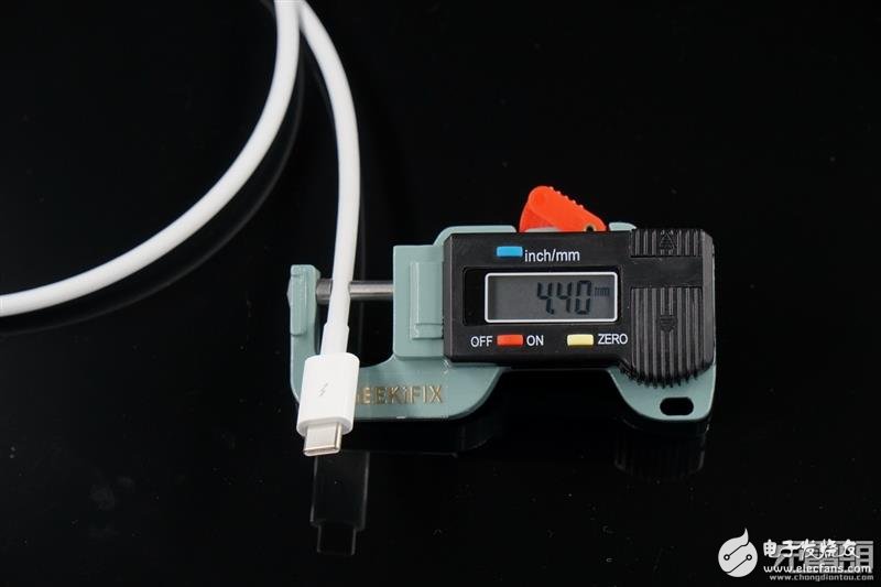 蘋(píng)果雷電3 100W數(shù)據(jù)線拆解：288元值了！