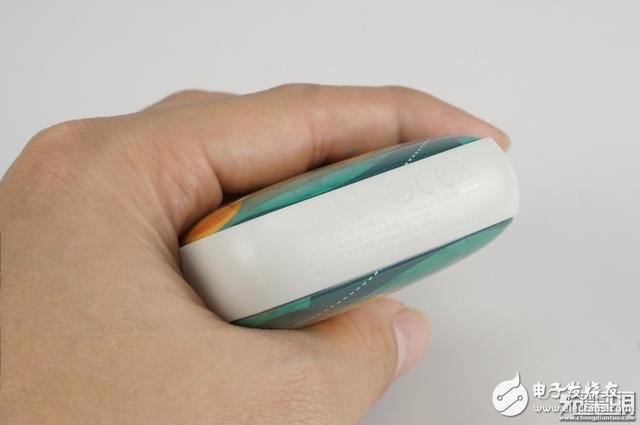 犬年呆萌來襲，摩米士秋田犬MOMAX IP61 9000mAh移動電源開箱拆解