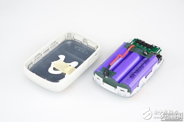 犬年呆萌來襲，摩米士秋田犬MOMAX IP61 9000mAh移動電源開箱拆解