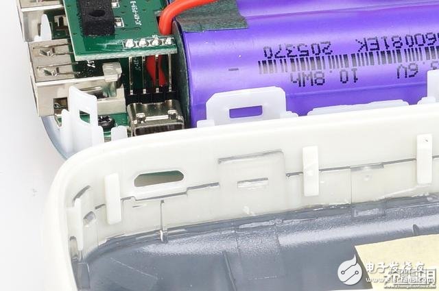 犬年呆萌來襲，摩米士秋田犬MOMAX IP61 9000mAh移動電源開箱拆解