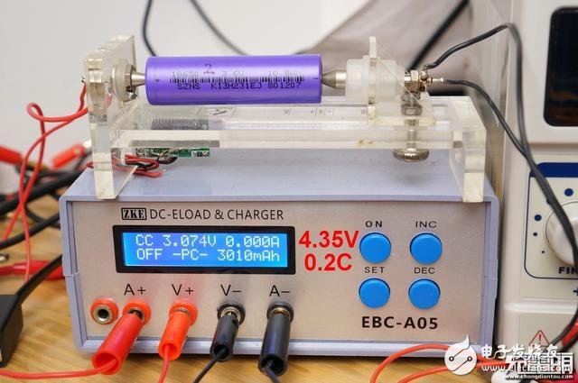 犬年呆萌來襲，摩米士秋田犬MOMAX IP61 9000mAh移動電源開箱拆解