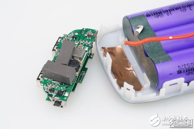 犬年呆萌來襲，摩米士秋田犬MOMAX IP61 9000mAh移動電源開箱拆解