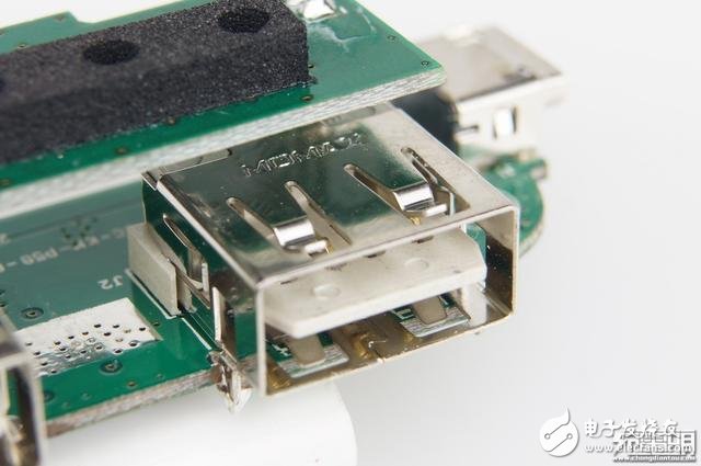 犬年呆萌來襲，摩米士秋田犬MOMAX IP61 9000mAh移動電源開箱拆解