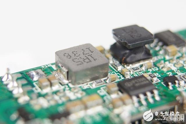 犬年呆萌來襲，摩米士秋田犬MOMAX IP61 9000mAh移動電源開箱拆解