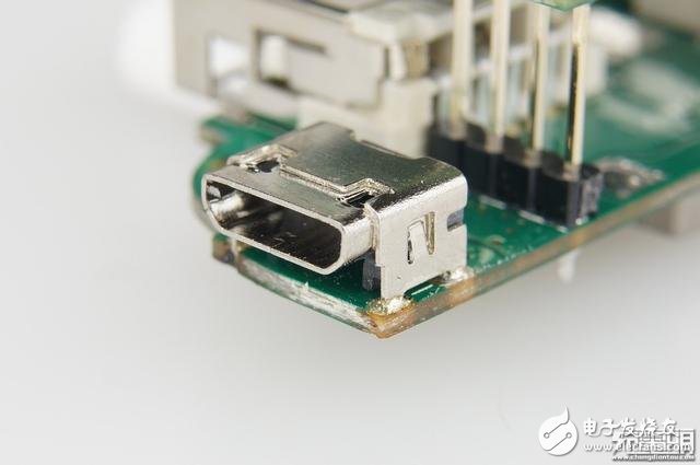 犬年呆萌來襲，摩米士秋田犬MOMAX IP61 9000mAh移動電源開箱拆解