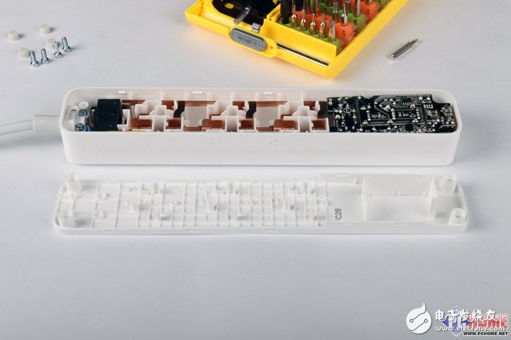 把插線板做成藝術(shù)品？小米插線板暴力拆解