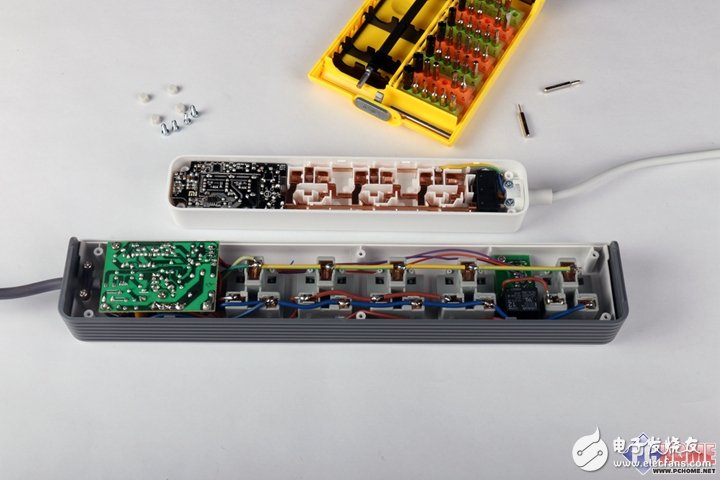 把插線板做成藝術(shù)品？小米插線板暴力拆解