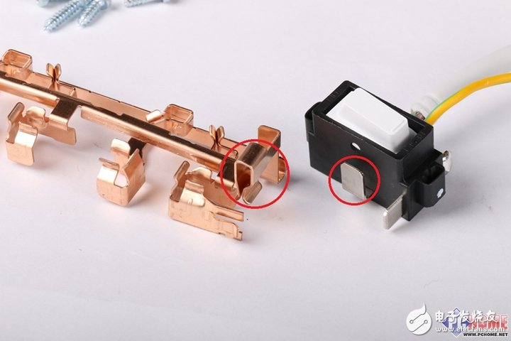 把插線板做成藝術(shù)品？小米插線板暴力拆解