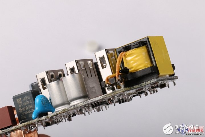 把插線板做成藝術(shù)品？小米插線板暴力拆解