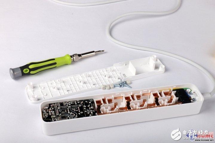 把插線板做成藝術(shù)品？小米插線板暴力拆解