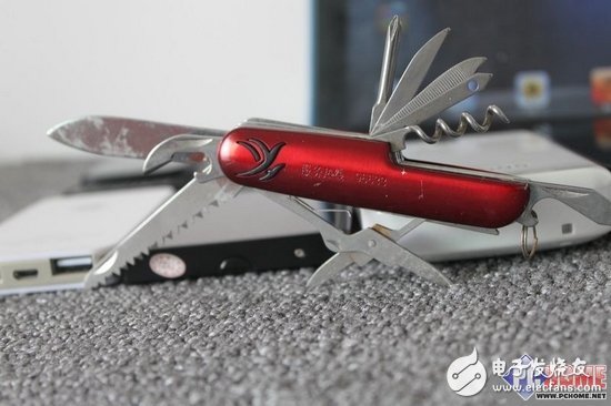 大屏幕黨進(jìn)來(lái)看看，移動(dòng)電源拆解大PK