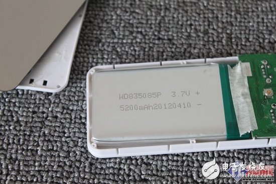 大屏幕黨進(jìn)來(lái)看看，移動(dòng)電源拆解大PK