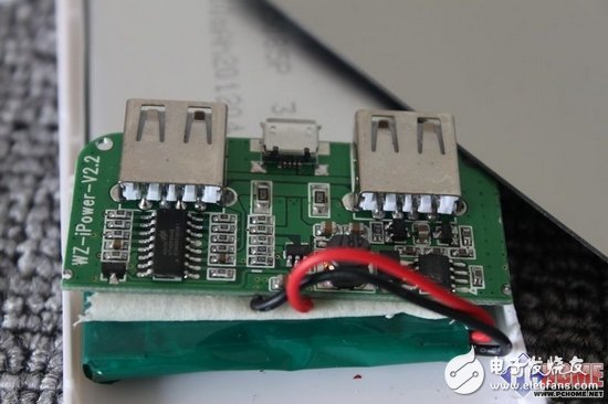 大屏幕黨進(jìn)來(lái)看看，移動(dòng)電源拆解大PK