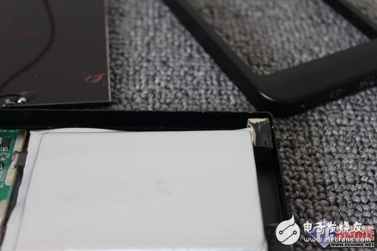 大屏幕黨進(jìn)來(lái)看看，移動(dòng)電源拆解大PK