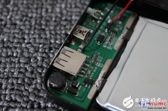 大屏幕黨進(jìn)來(lái)看看，移動(dòng)電源拆解大PK