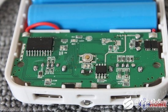 大屏幕黨進(jìn)來(lái)看看，移動(dòng)電源拆解大PK