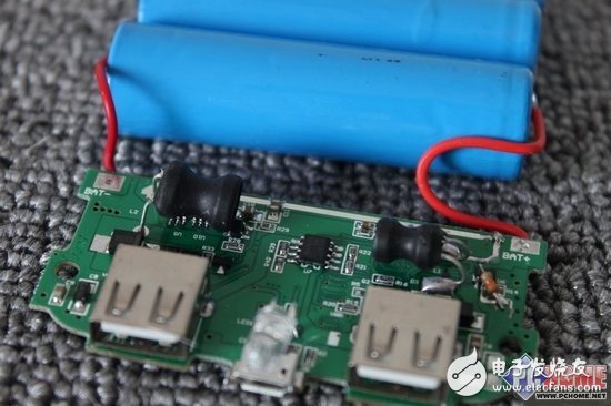 大屏幕黨進(jìn)來(lái)看看，移動(dòng)電源拆解大PK