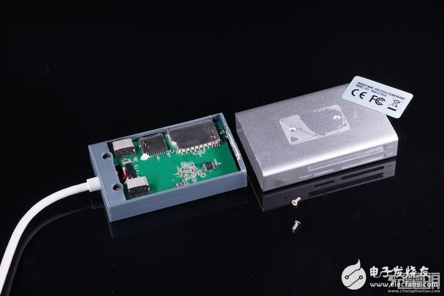 MOMAX專業(yè)版ONLINK讀卡器CU1S拆解