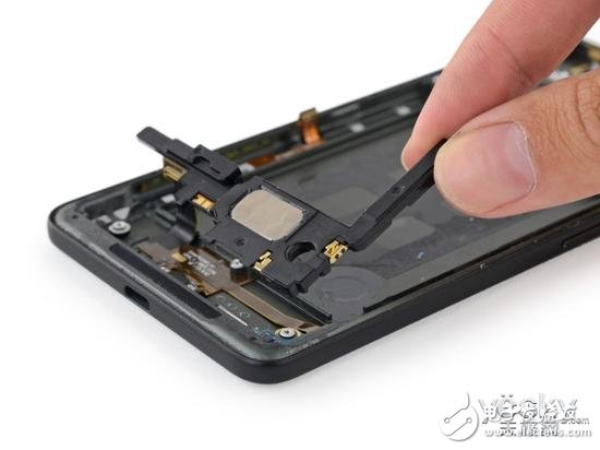 然后是支持邊緣壓力操作的傳感器。傳感器被安置在金屬中框內(nèi)側(cè)的金屬凹槽中，采用柔性印刷電路板連接，對(duì)稱排布在手機(jī)下端。