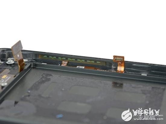 在電路中有多組傳感器，ifixit推測(cè)這些傳感器由變形敏感電阻組成，在擠壓、伸展的過(guò)程中改變其電阻，從而實(shí)現(xiàn)控制。