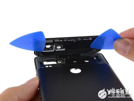 拆解背部玻璃材質(zhì)區(qū)域只能從手機(jī)的外部入手，其下方有天線以及連接線纜。