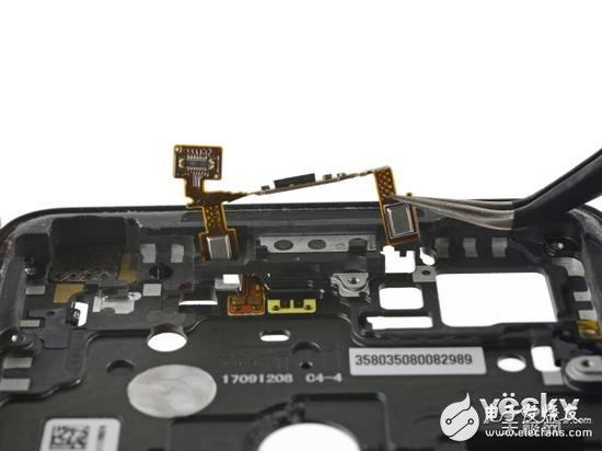 機(jī)身頂端剩下的組件都需要加熱來(lái)分離：手機(jī)聽(tīng)筒和NFC天線。