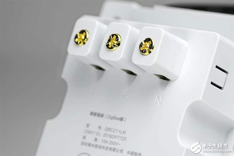 綠米Aqara智能墻壁插座拆解：這工藝 服了！