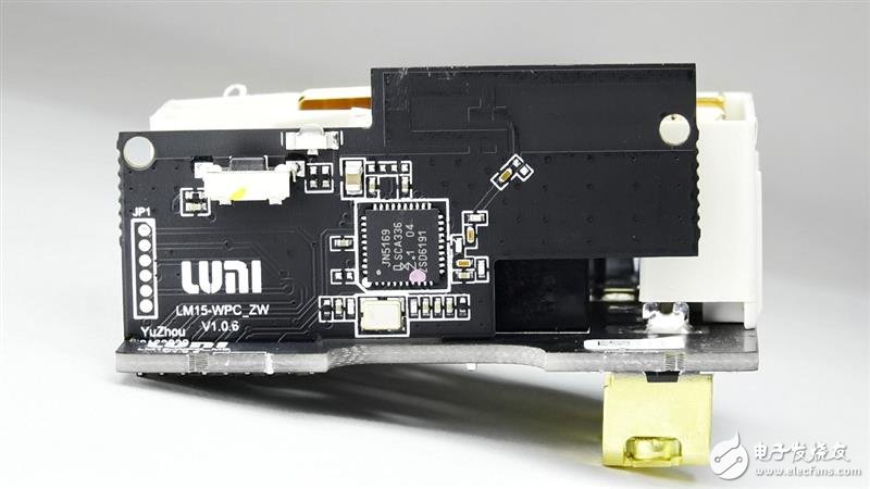 綠米Aqara智能墻壁插座拆解：這工藝 服了！