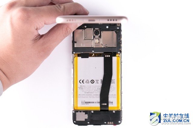 掀開背殼可以看到該機采用了標準的三段式設計結(jié)構(gòu)