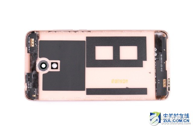 背殼上下兩端設計有三個天線區(qū)。主板部位還貼有石墨散熱貼