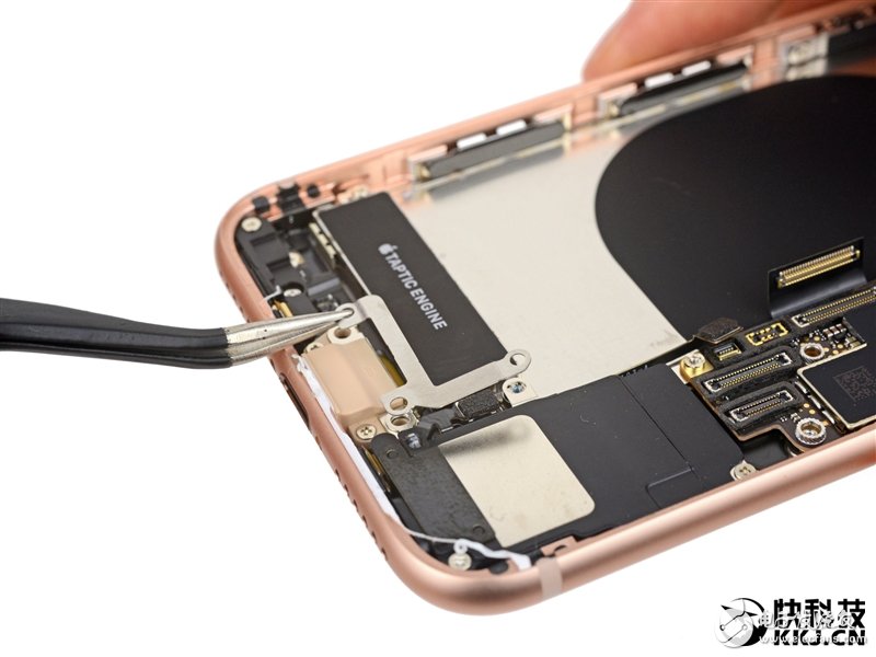 iPhone 8完全拆解：罕見2GB內(nèi)存造就奇跡！