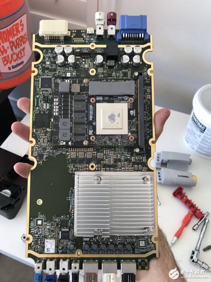 特斯拉Autopilot2.0計算單元全拆解，英偉達PX 2到底長什么樣？