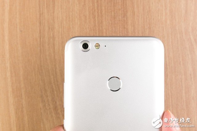 能否成為拍照攪局者？海信H10拆解圖賞