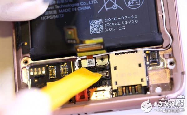 原創(chuàng) 8曲面智慧手機(jī)榮耀MAGIC拆機(jī)：傳感器眾多，做工細(xì)致！