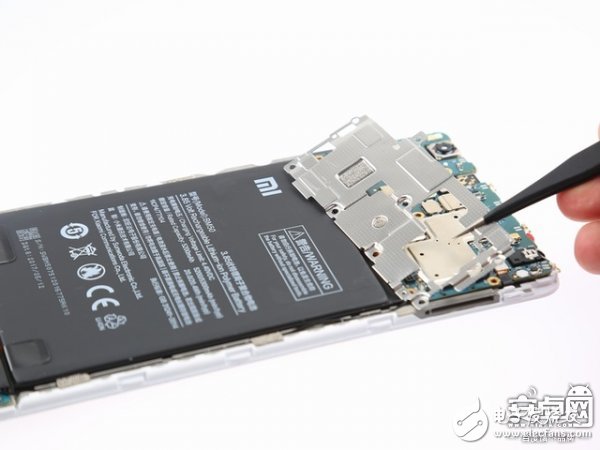 小米Max 2手機(jī)拆解：動(dòng)手難度不高，容易維修