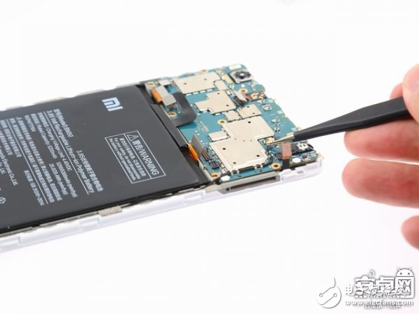 小米Max 2手機(jī)拆解：動(dòng)手難度不高，容易維修