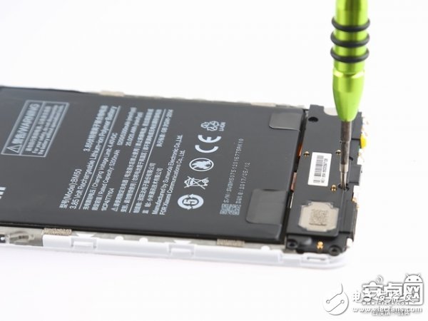 小米Max 2手機(jī)拆解：動(dòng)手難度不高，容易維修