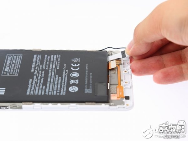 小米Max 2手機(jī)拆解：動(dòng)手難度不高，容易維修