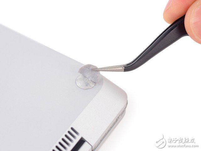 原以為腳墊下會(huì)有螺絲，實(shí)際上并非如此