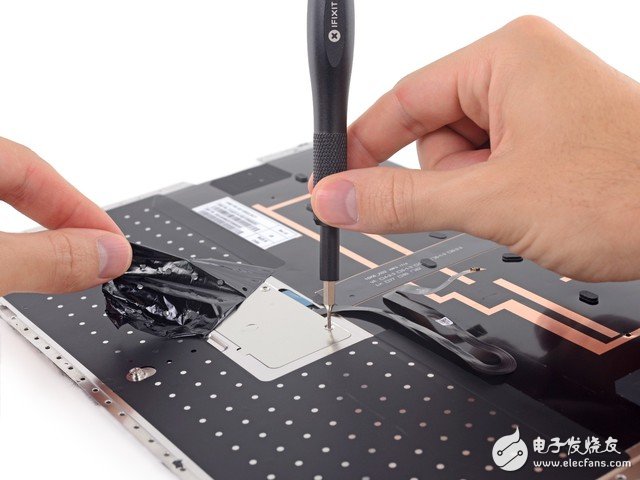 扯下保護(hù)膠袋，這里是觸摸板的位置，有螺絲固定。