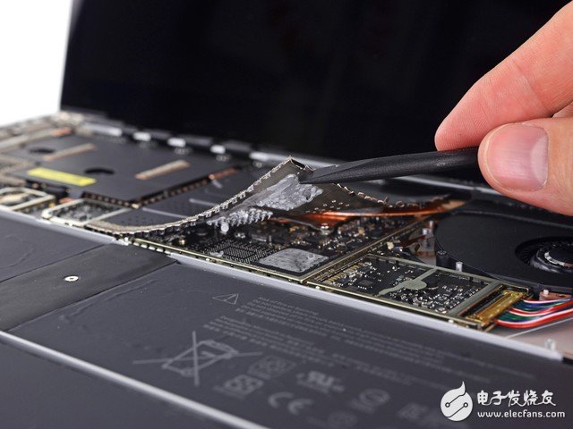 主板上方有著嚴(yán)密的保護(hù)結(jié)構(gòu)。