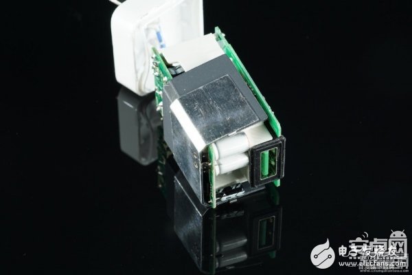 誰(shuí)是李鬼？真假OPPO VOOC閃充充電器對(duì)比拆解