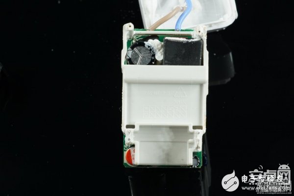 誰(shuí)是李鬼？真假OPPO VOOC閃充充電器對(duì)比拆解