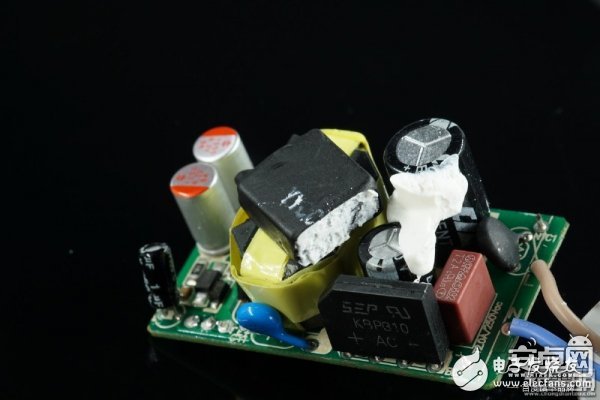 誰(shuí)是李鬼？真假OPPO VOOC閃充充電器對(duì)比拆解